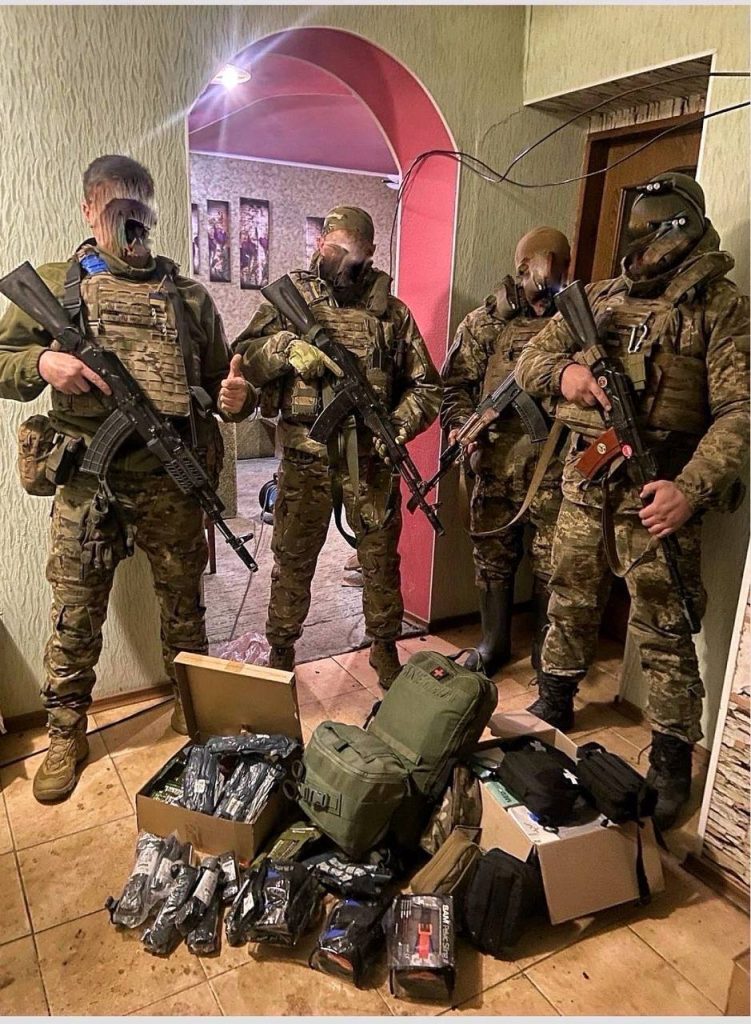Military support with four men